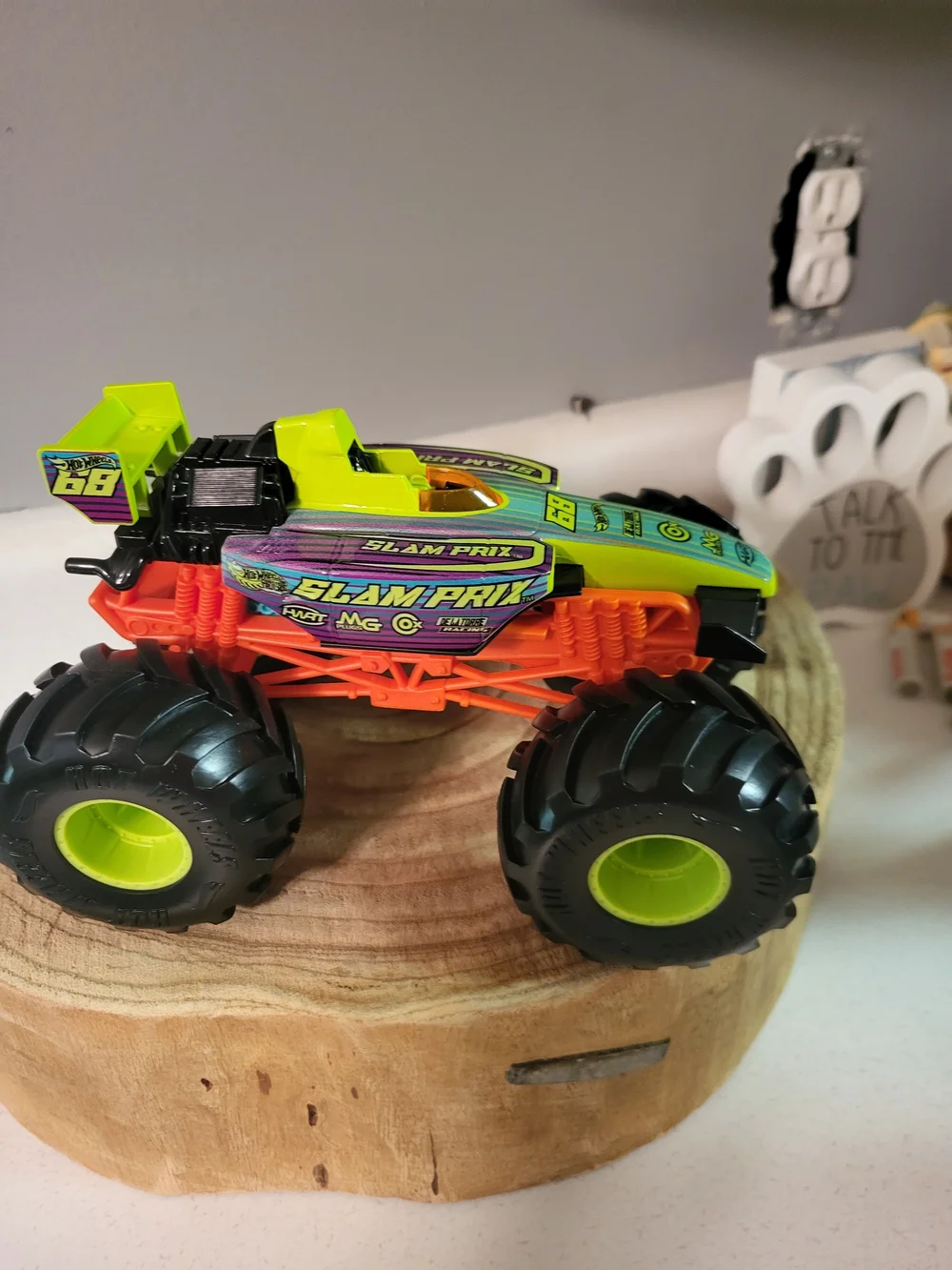 HOT WHEELS MONSTER TRUCKS SLAM PRIX OVERSIZED 1:24 SCALE